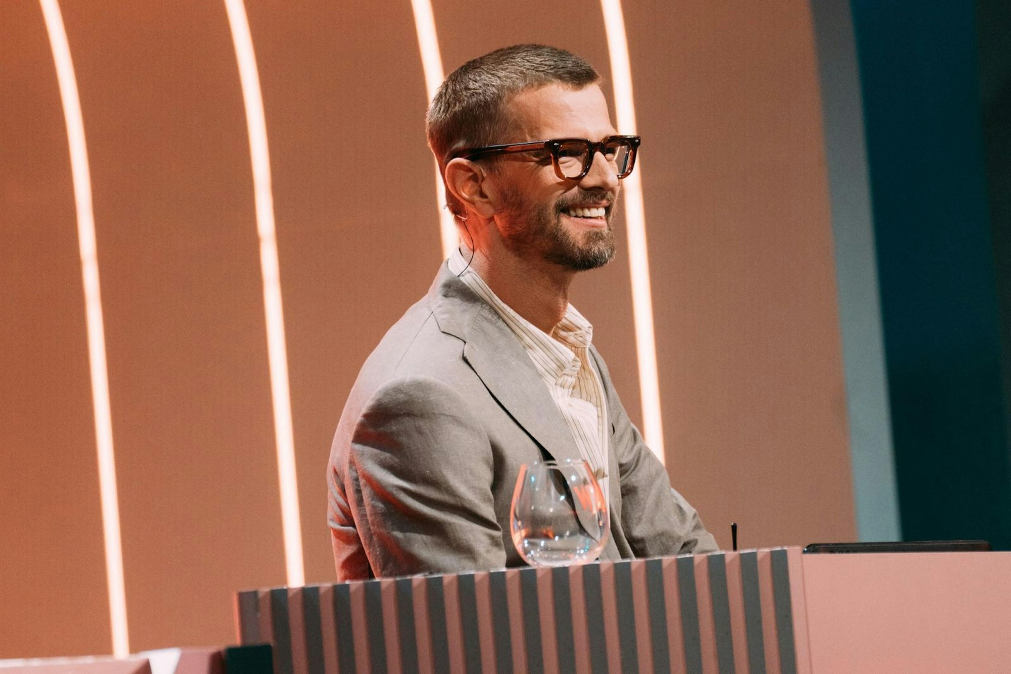 Da staunte selbst der übliche Gastgeber der Show-Reihe: Joko Winterscheidt erlebte mit den vielen Andrea-Petkovic-Fans eine Sendung, die wirklich ihrem Anspruch gerecht wurde, Träume wahr werden zu lassen. (Bild: Joyn / Anna Reuter)