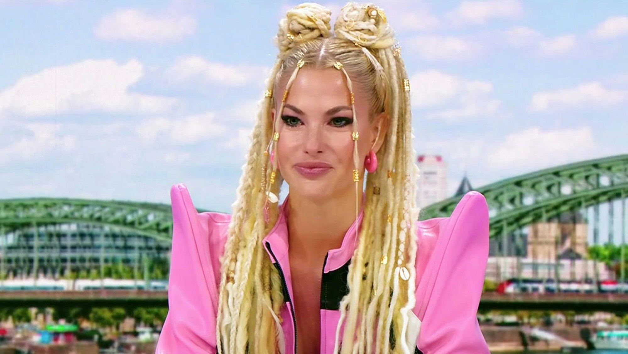 Jurorin Isi Glück war von Abii Faizans Lebensgeschichte und Gesangsdarbietung so berührt, dass ihr die Tränen übers Gesicht liefen. (Bild: RTL)