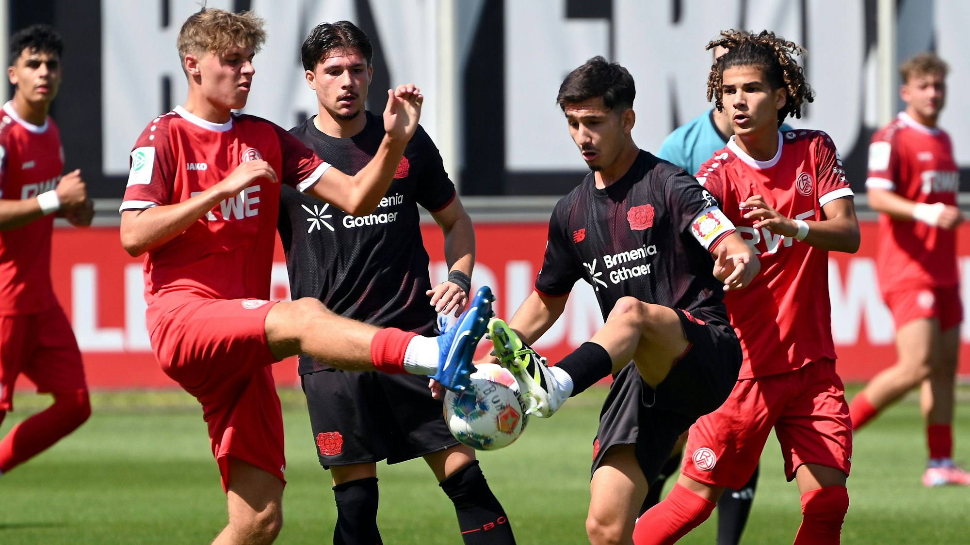 10.08.2025, Fussball-A Jug. Bayer Leverkusen-RW Essen
2.v.r. Francesco Buono (Bayer)
2.v.l. Dustin Buck (Bayer)
Foto: Uli Herhaus