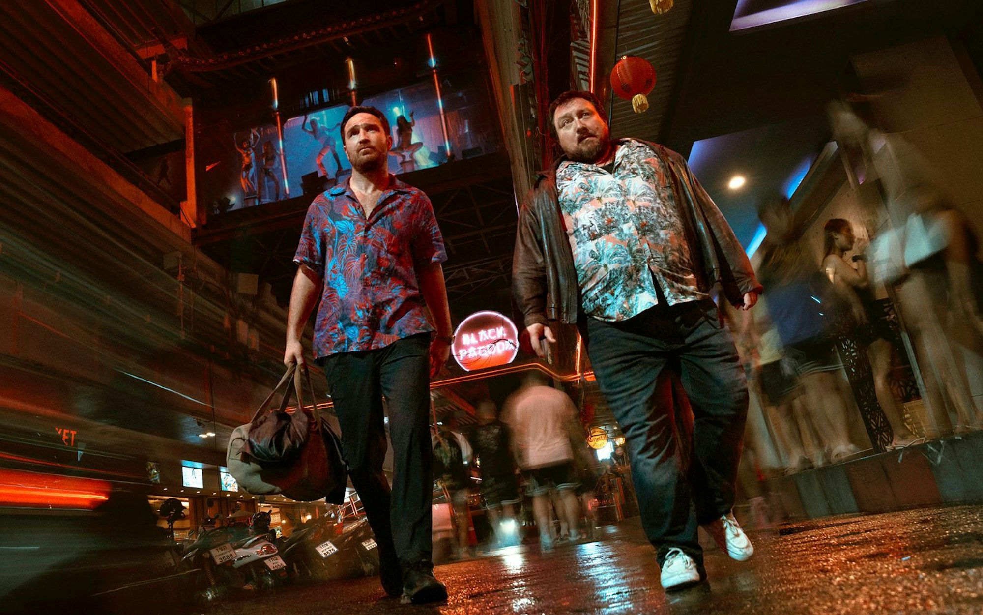 Nicht nur Kreuzberger Nächte sind lang, wie Charly (Frederick Lau, links) und Joseph (Christoph F. Krutzler) in Bangkok feststellen. Auf der Suche nach der Münze geraten sie in ein neues tödliches Abenteuer. (Bild: Sasidis Sasisakulporn/Netflix)