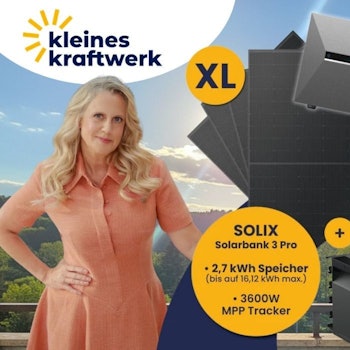Werbebild von Kleines Kraftwerk mit einer lächelnden Barbara Schöneberger im orangefarbenen Kleid vor einer Frühlingslandschaft mit blauem Himmel. Im Hintergrund mehrere schwarze Solarmodule sowie der Anker Solix Solarbank 3 Pro Speicher. Eingeblendete Textbausteine nennen eine Leistung von bis zu 2500 Wp durch bifaziale Rückseite, einen 2,7-kWh-Speicher (erweiterbar auf 16,12 kWh) sowie einen 3600-Watt-MPP-Tracker. Ein goldenes „XL"-Label hebt die Größe des Pakets hervor. Links oben das Logo von Kleines Kraftwerk, rechts oben ein blauer Button mit der Aufschrift „Bis -45% Rabatt zur UVP".