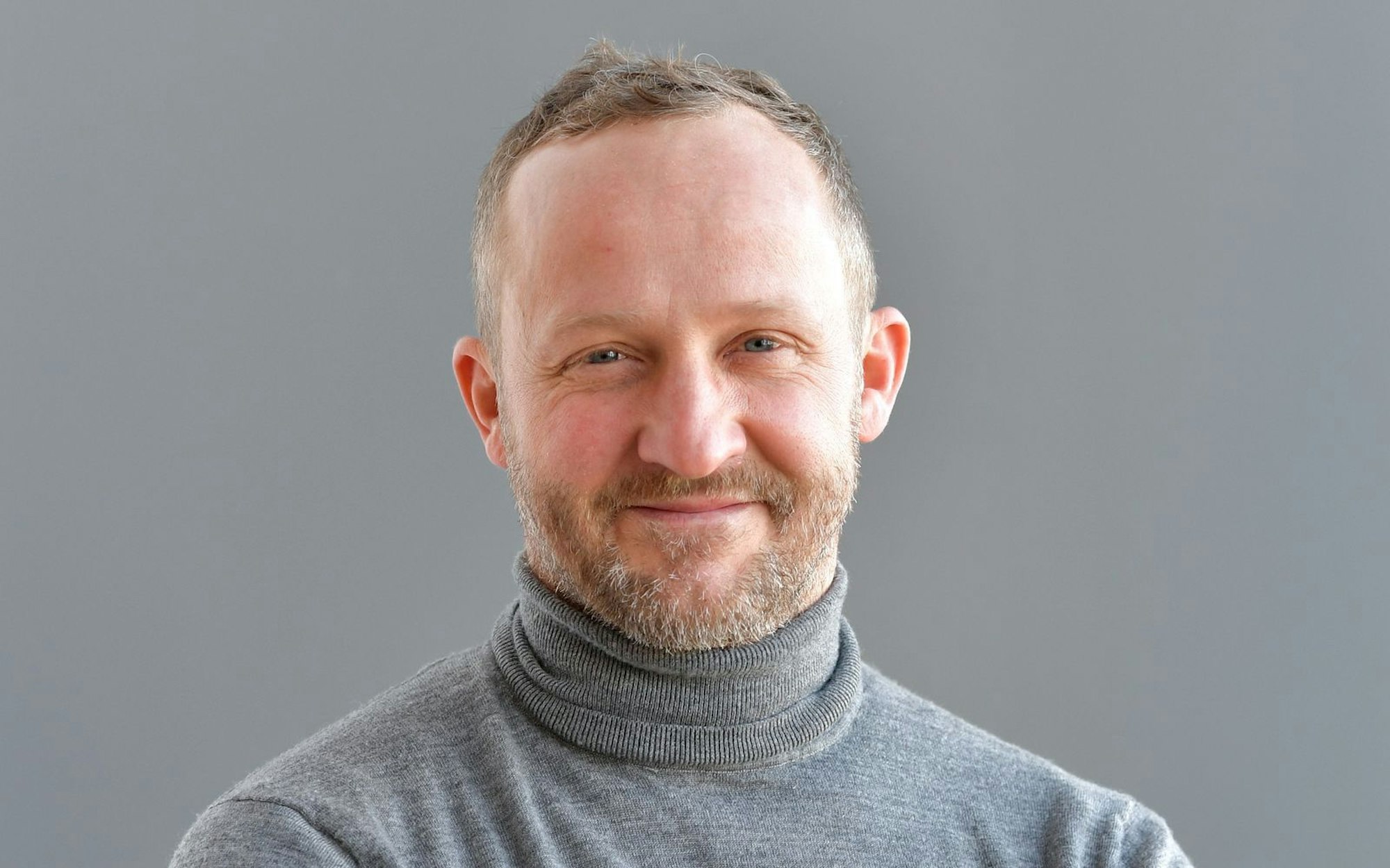 (Theater-)Schauspieler, Autor und Vater von drei Kindern. Maximilian Brückners Terminkalender ist voll. Wie er alles unter einen Hut bringt, verrät er im Interview anlässlich des Starts der Reihe „Kommissar Rex“ (montags, ab 13. April, um 20.15 Uhr, auf SAT.1). (Bild: 2020 Getty Images/Hannes Magerstaedt)