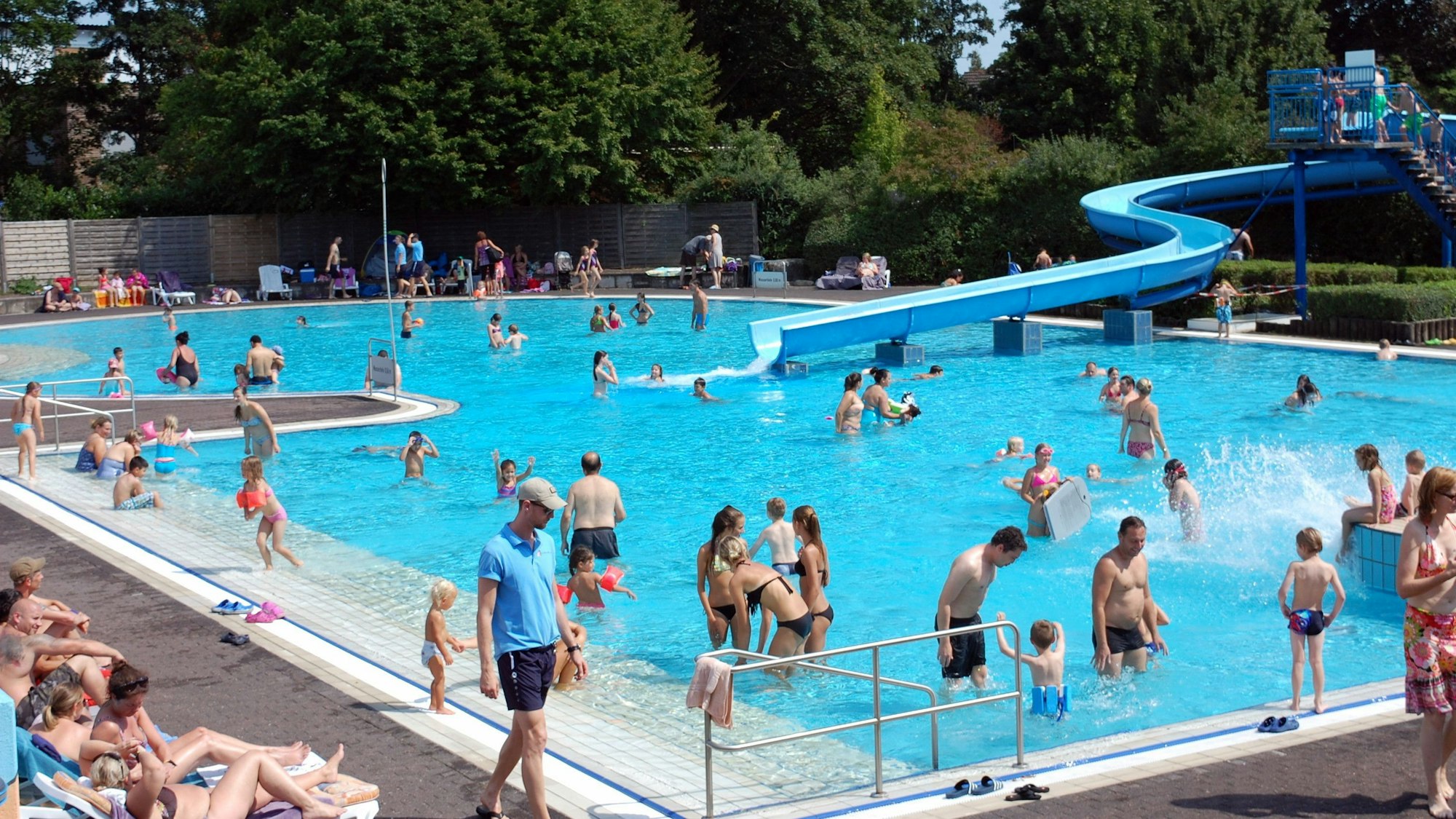 9. April 2026. Bornheim. Das HallenFreizeitBad ist in die Jahre gekommen und muss dringend saniert werden. Der Freibadbereich ist nicht nur bei Bornheimern sehr beliebt. Foto: Frank Engel-Strebel