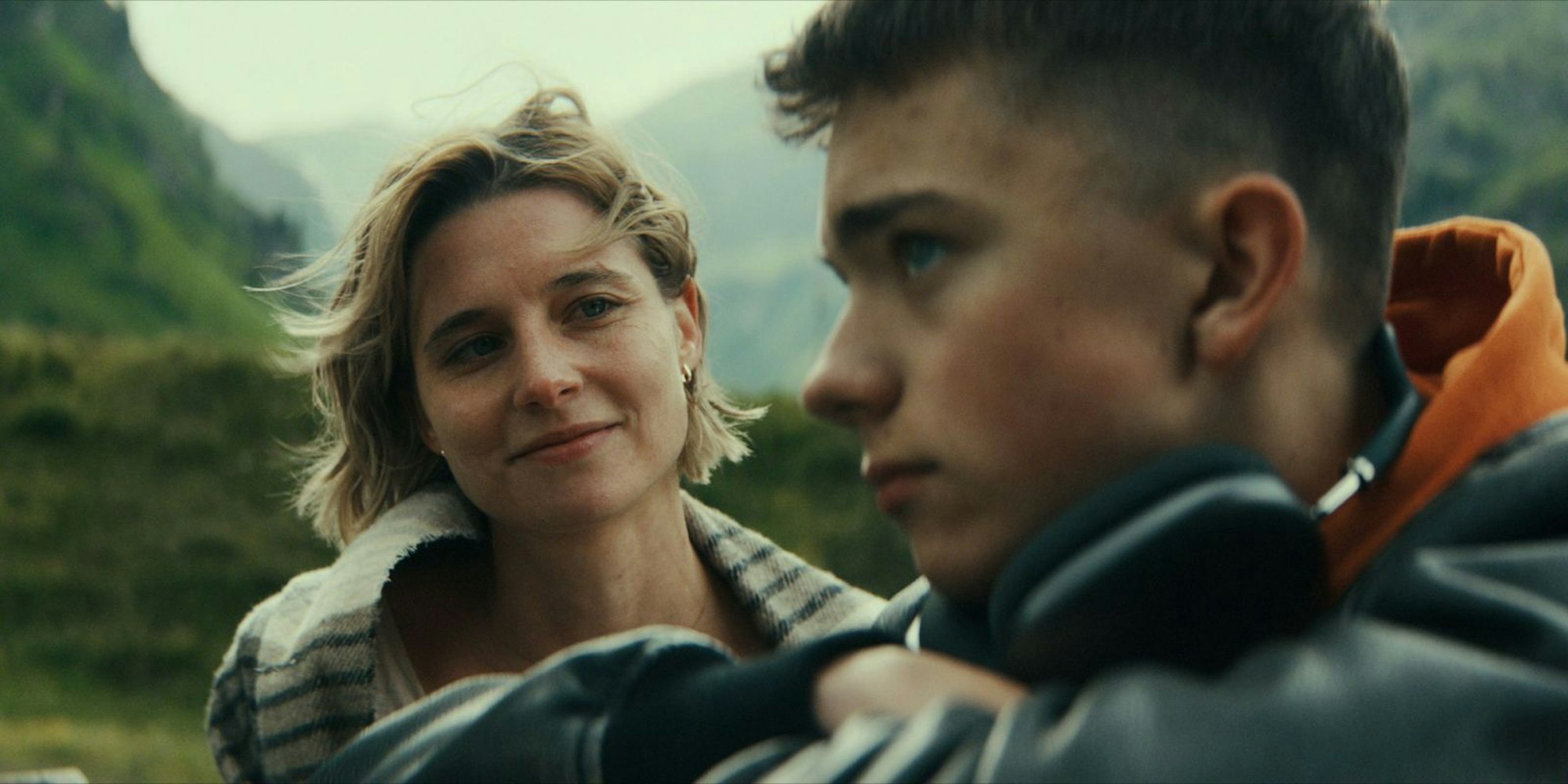 Charlys Frau Samira (Svenja Jung) und Sohn Jonas (Jonathan Tittel) sind mit einem Schulfreund von Jonas und dessen Vater Jens (gespielt von Lucas Gregorowicz) zum Wandern nach Österreich gefahren. Dort kommt es nicht nur zum Streit mit Jens, sie werden auch von den Gangstern Rio und Zwanzger verfolgt. (Bild: Sasidis Sasisakulporn/Netflix)