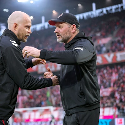 René Wagner umarmt Steffen Baumgart vor dem FC-Spiel gegen Union Berlin.