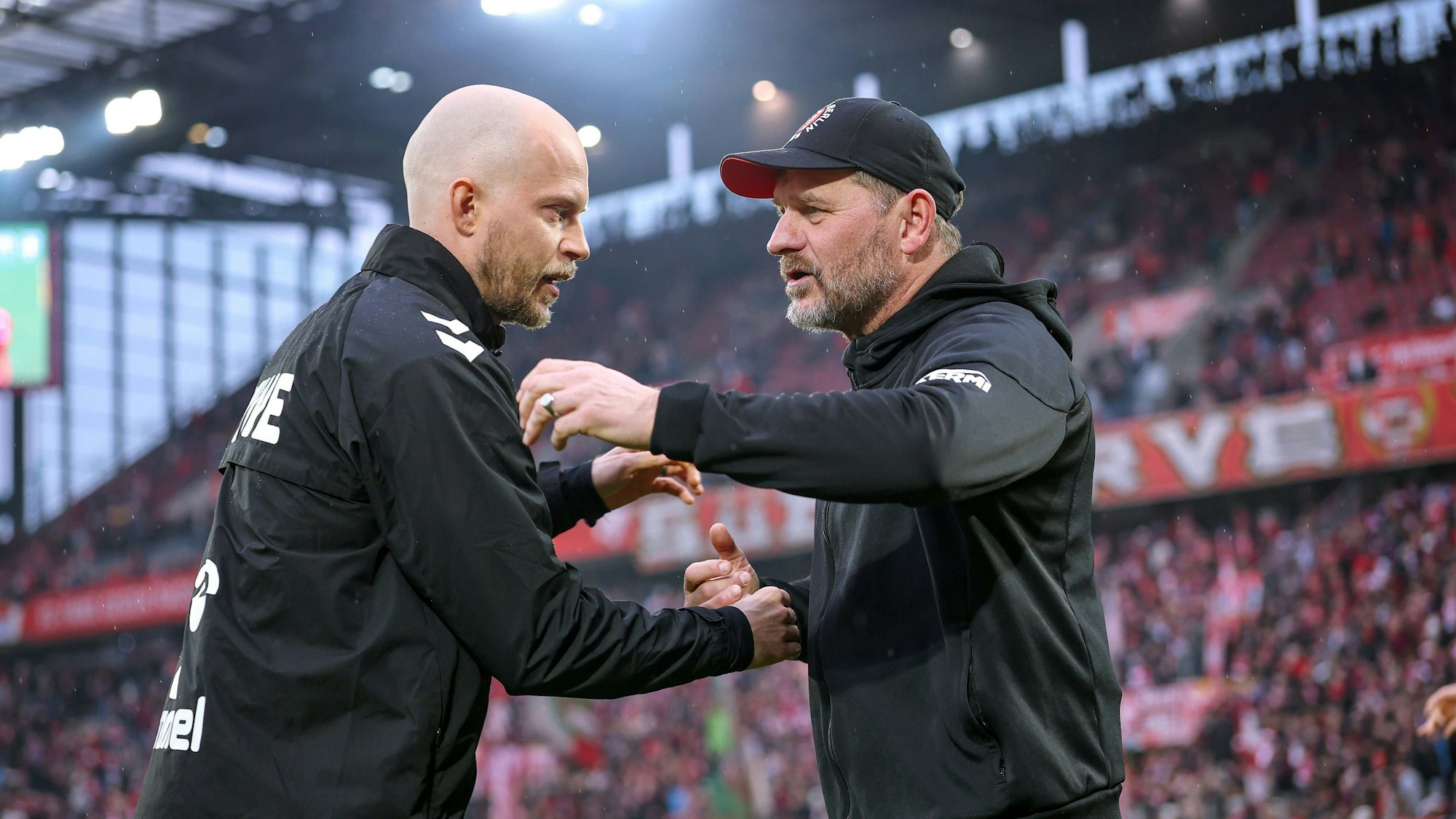 René Wagner umarmt Steffen Baumgart vor dem FC-Spiel gegen Union Berlin.