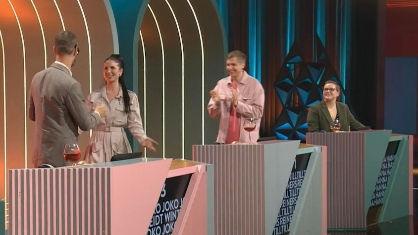 Für Nico Santos wechselt Sängerin Buket aus der grandiosen Studioband kurzzeitig ans Ratepult. (Bild: Joyn/Screenshot)