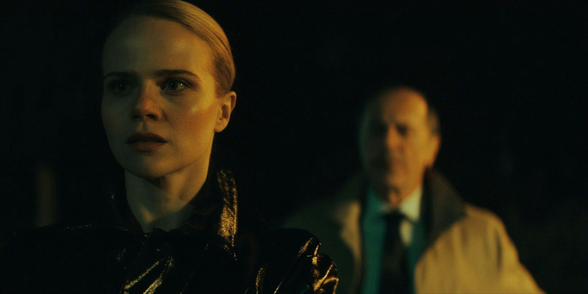 Der Gangster Bagrat (Merab Ninidze) möchte Arkadij Zakejew aus dem Weg räumen und benutzt dazu dessen Tochter Katharina (Lili Epply). (Bild: Netflix)