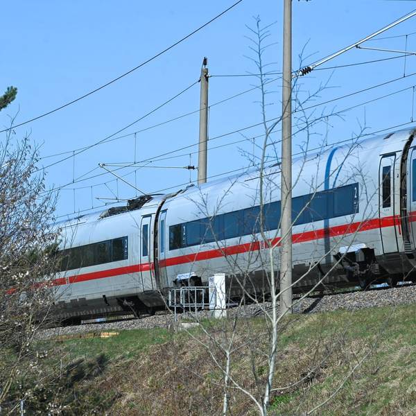 Oberleitung fällt auf ICE: Hunderte Reisende sitzen fest