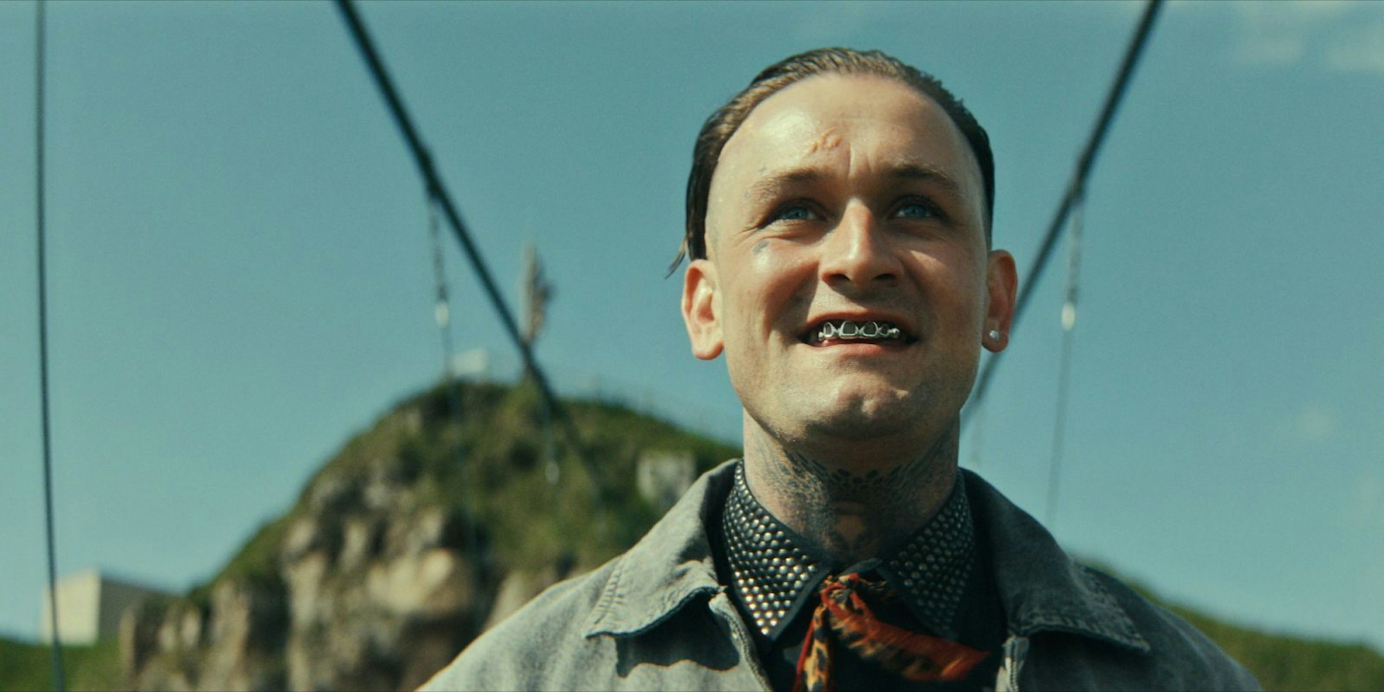 Nach dem Tod seines Vaters möchte der von den Toten auferstandene Rio (Lukas Watzl) Wiener Unterweltkönig werden. Dummerweise ist das offiziell sein Cousin Joseph, also muss er ihn aus dem Weg räumen, um rechtmäßiger Erbe zu werden. (Bild: Netflix)