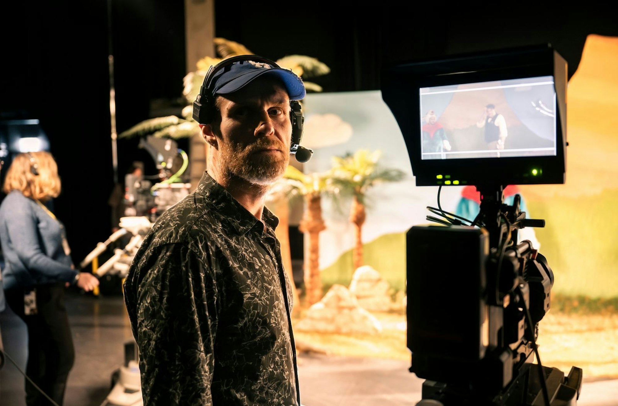 Kameramann Stefan Glück (Niels Bormann) gehört von Anfang an zum Team der legendären Kindershow „Sachen und Machen“ - und wird dann ermordet. (Bild: WDR/BAVARIA FICTION/Martin Valentin Menke)