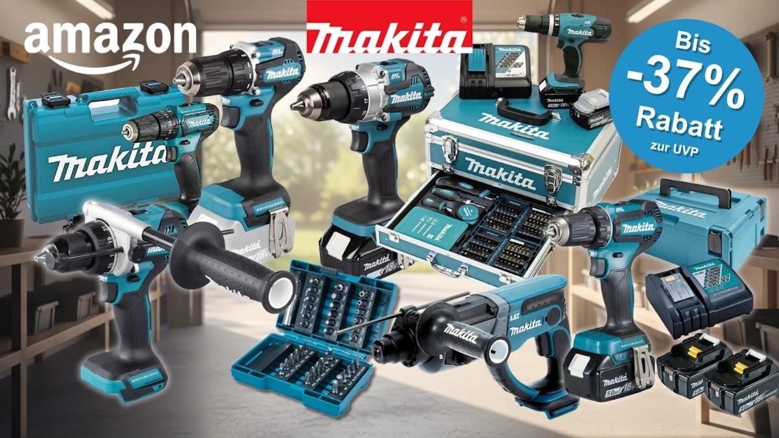 Collage mehrerer Makita-Werkzeuge in charakteristischem Türkis-Schwarz vor einem weich unscharfen Werkstatthintergrund. Zu sehen sind verschiedene Akku-Bohrschrauber, ein Bohrhammer, ein Bit- und Zubehör-Set in einem Aluminium-Koffer, mehrere Makita-Transportkoffer sowie Akkus und ein Ladegerät. Links oben das Amazon-Logo, oben mittig das Makita-Logo in Rot.
