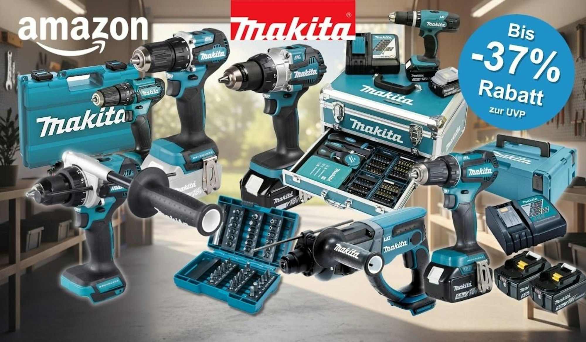 Collage mehrerer Makita-Werkzeuge in charakteristischem Türkis-Schwarz vor einem weich unscharfen Werkstatthintergrund. Zu sehen sind verschiedene Akku-Bohrschrauber, ein Bohrhammer, ein Bit- und Zubehör-Set in einem Aluminium-Koffer, mehrere Makita-Transportkoffer sowie Akkus und ein Ladegerät. Links oben das Amazon-Logo, oben mittig das Makita-Logo in Rot.