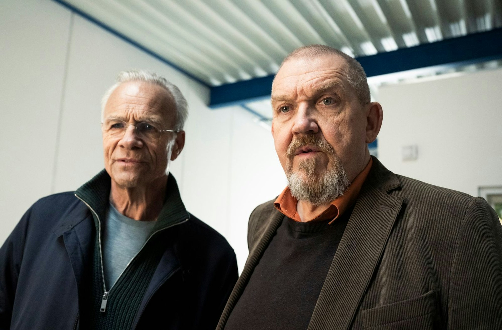 Max Ballauf (Klaus J. Behrendt) und Freddy Schenk (Dietmar Bär) suchen im „Tatort: Showtime“ in und hinter den Kulissen der legendären Kindersendung „Sachen und Lachen“ einen Mörder. (Bild: WDR/BAVARIA FICTION/Martin Valentin Menke)