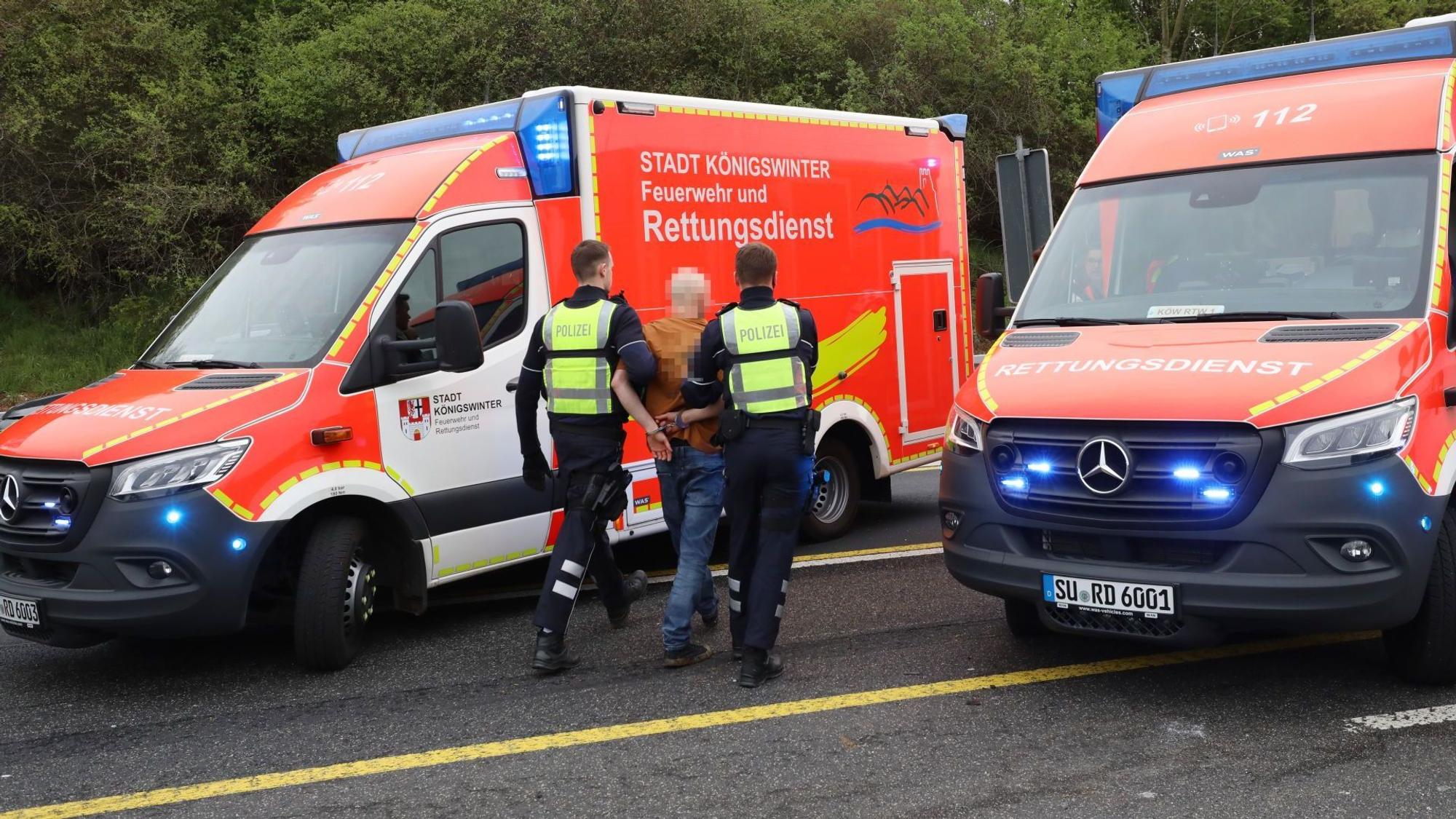 Mit Handschellen musste der Unfallverursacher abgeführt werden, nachdem er einen dubiosen Fluchtversuch unternommen hatte.
