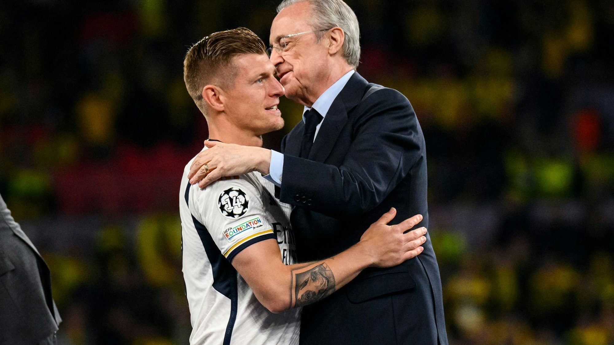 Florentino Pérez (r) und Toni Kroos