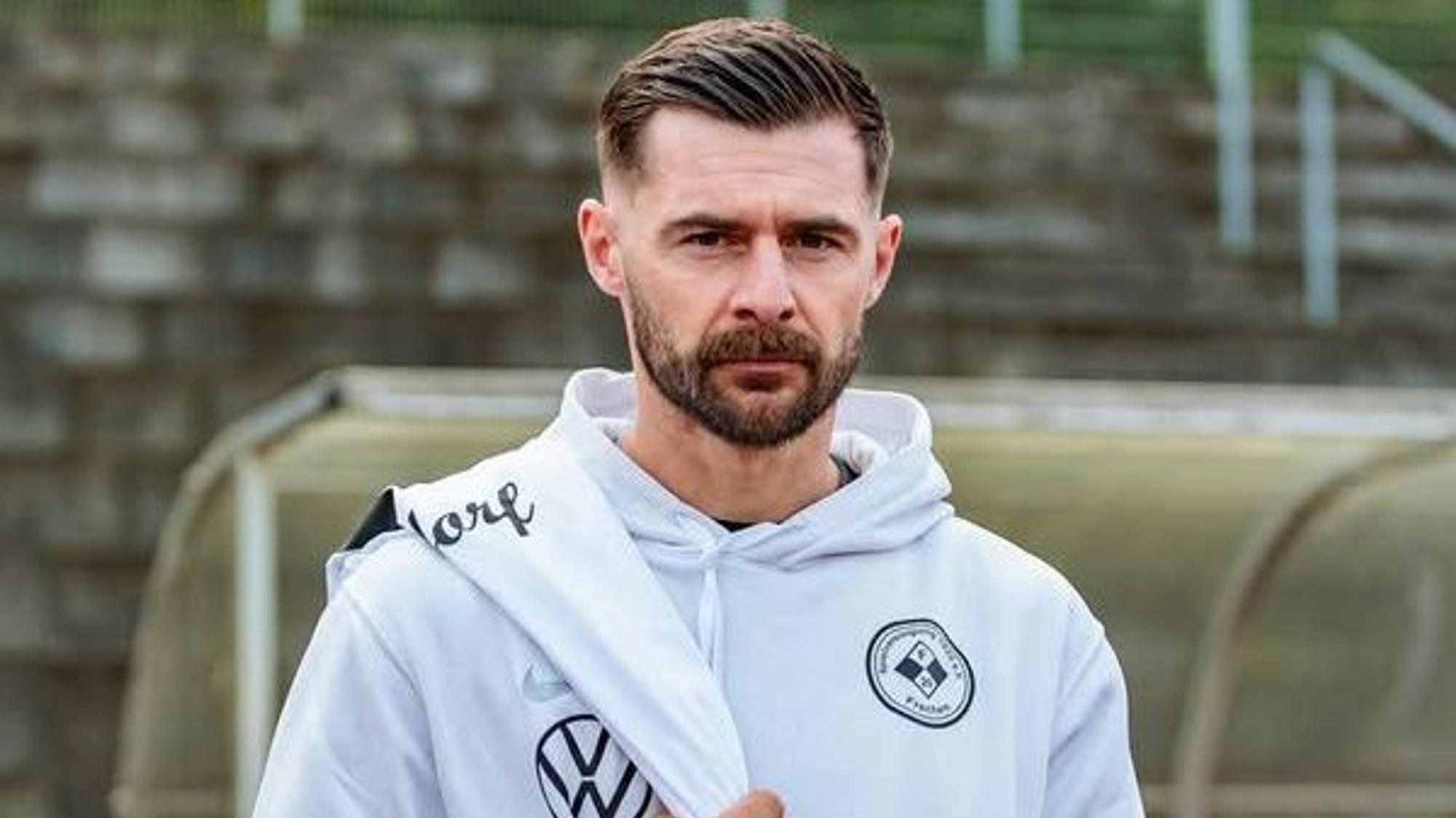Das Foto zeigt Patrick Friesdorf-Weber im Kapuzenshirt der SpVg Frechen 20.