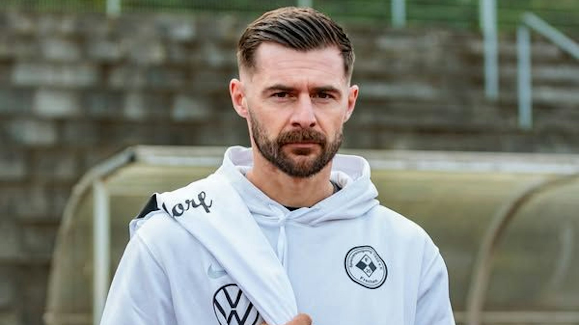 Das Foto zeigt Patrick Friesdorf-Weber im Kapuzenshirt der SpVg Frechen 20.