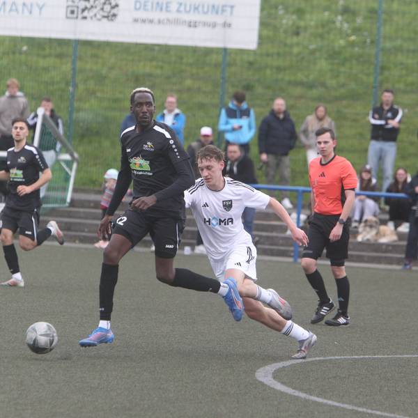 Olivier Sebudandi (am Ball) und der TuS Mondorf müssen sich dem FSV um Philip Schulz geschlagen geben.