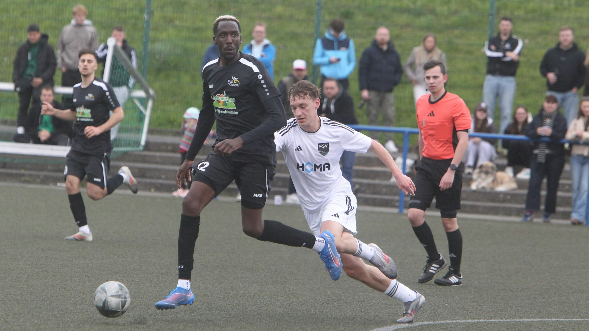 Olivier Sebudandi (am Ball) und der TuS Mondorf müssen sich dem FSV um Philip Schulz geschlagen geben.