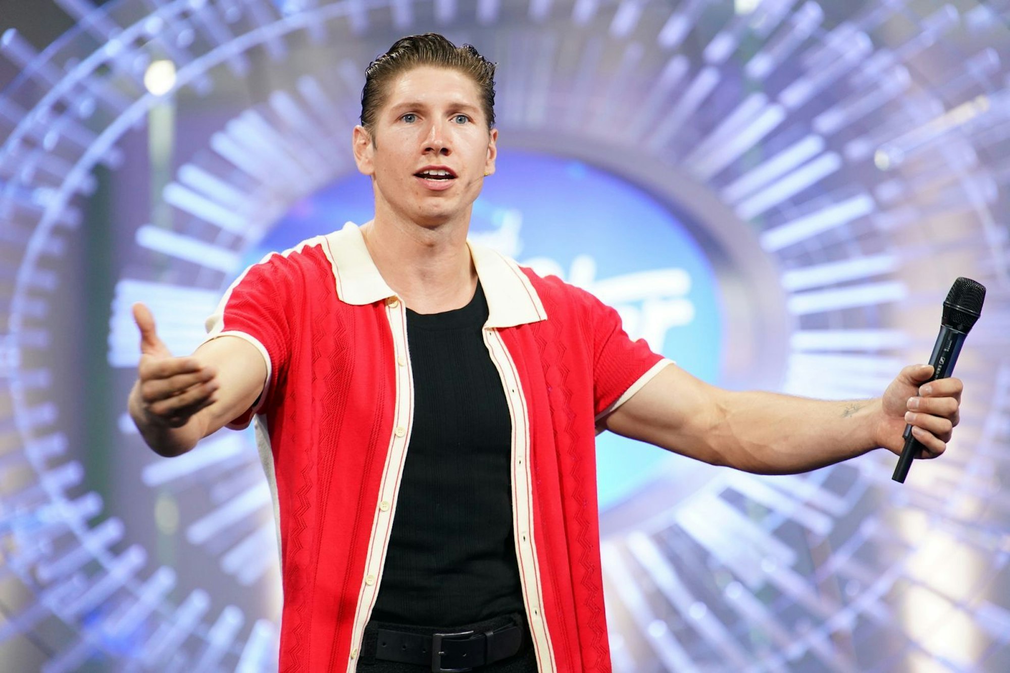 Ist er der neue Ramon Roselly? Jedenfalls ist Giovanni Weisheit (32) auch ein Artist und ebenso stimmgewaltig. Giovanni schaffte die Top 30. (Bild: RTL/Stefan Gregorowius)