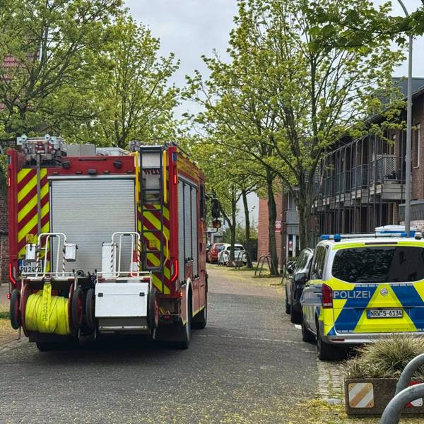 Das Foto zeigt Feuerwehr und Polizei.