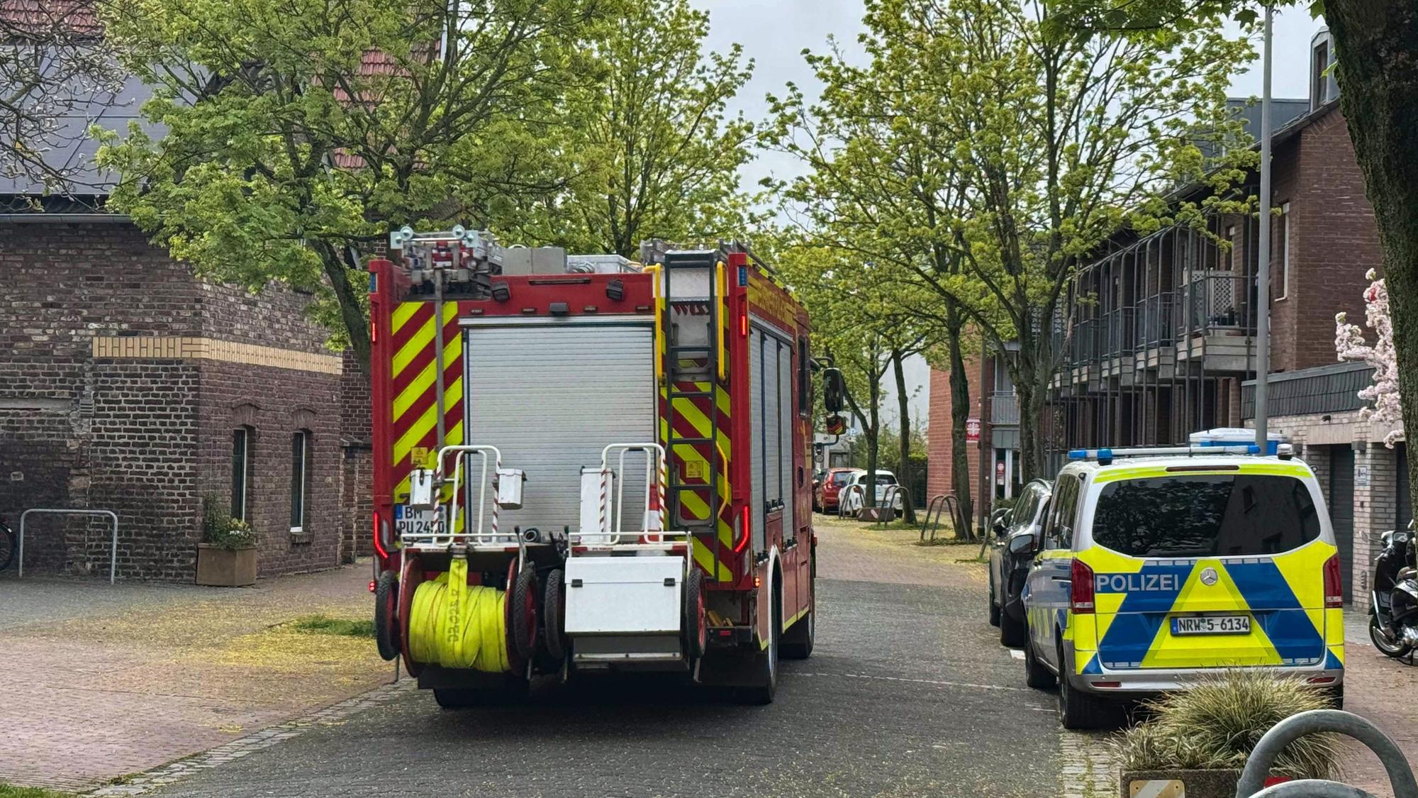 Das Foto zeigt Feuerwehr und Polizei.