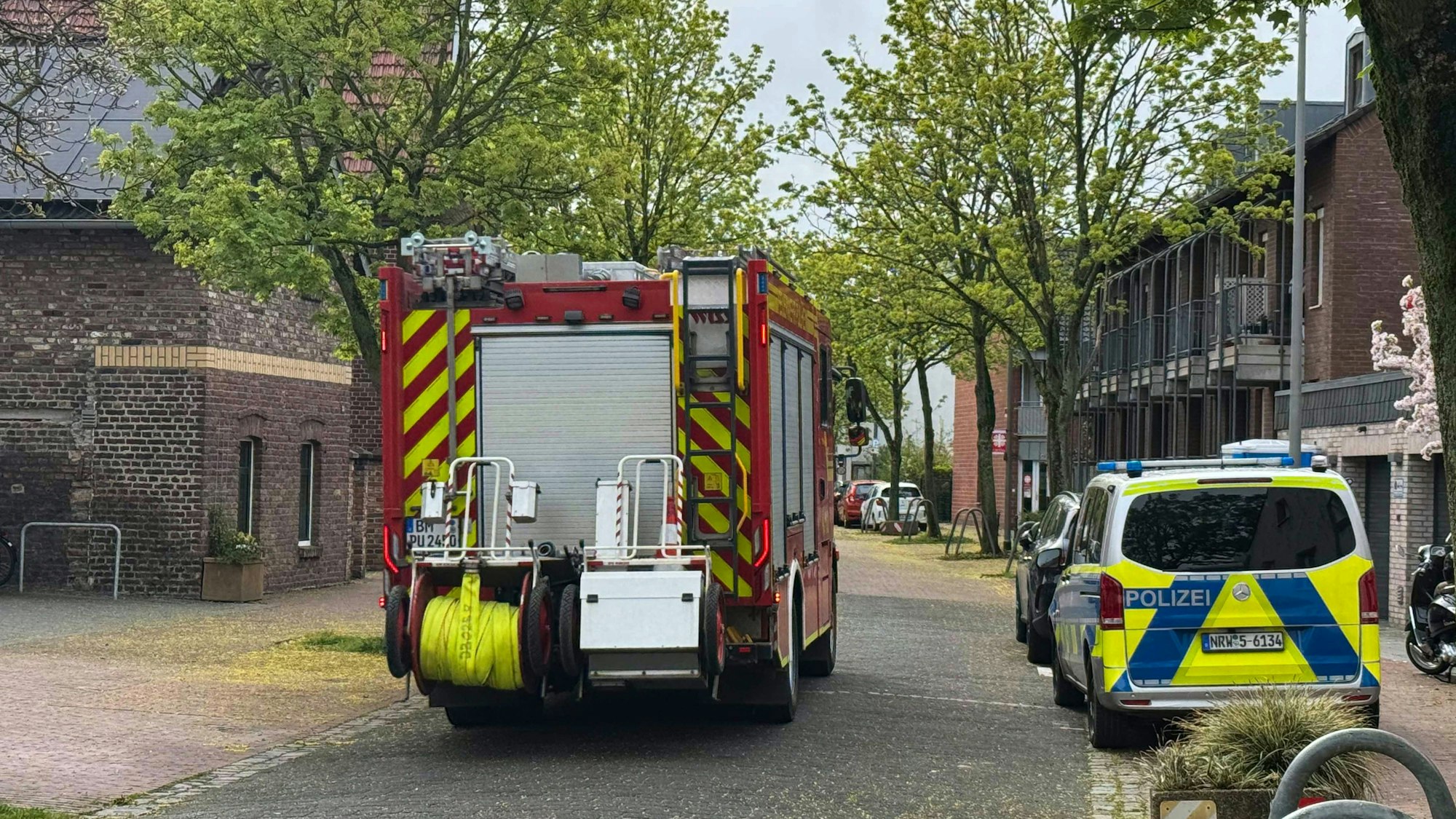 Das Foto zeigt Feuerwehr und Polizei.