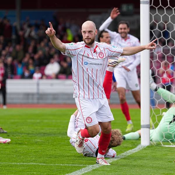 12.04.2026, xydrx, Fußball, Regionalliga West, SC Fortuna Köln - FC Schalke 04 II , Saison 2025 2026, Südstadion: Torjubel nach dem Tor zum 2:0 für den SC Fortuna Köln durch Torschütze Adrian Stanilewicz SC Fortuna Köln, 20 *** 12 04 2026, xydrx, Soccer, Regionalliga West, SC Fortuna Köln FC Schalke 04 II , Season 2025 2026, Südstadion Goal celebration after the 2-0 goal for SC Fortuna Köln by scorer Adrian Stanilewicz SC Fortuna Köln, 20 Copyright: HMBxMedia/YannisxDreimann