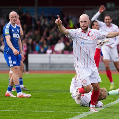 12.04.2026, xydrx, Fußball, Regionalliga West, SC Fortuna Köln - FC Schalke 04 II , Saison 2025 2026, Südstadion: Torjubel nach dem Tor zum 2:0 für den SC Fortuna Köln durch Torschütze Adrian Stanilewicz SC Fortuna Köln, 20 *** 12 04 2026, xydrx, Soccer, Regionalliga West, SC Fortuna Köln FC Schalke 04 II , Season 2025 2026, Südstadion Goal celebration after the 2-0 goal for SC Fortuna Köln by scorer Adrian Stanilewicz SC Fortuna Köln, 20 Copyright: HMBxMedia/YannisxDreimann