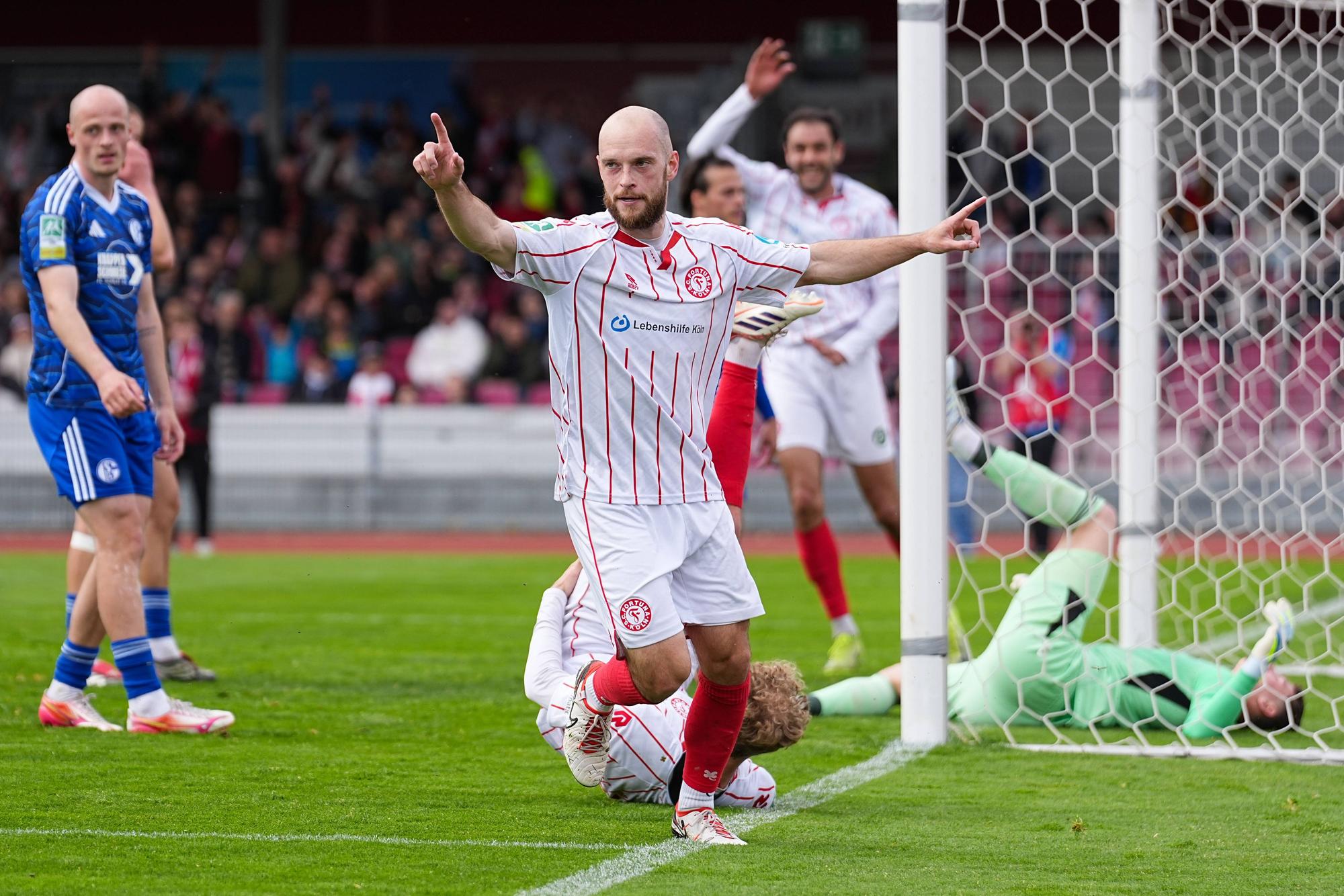 12.04.2026, xydrx, Fußball, Regionalliga West, SC Fortuna Köln - FC Schalke 04 II , Saison 2025 2026, Südstadion: Torjubel nach dem Tor zum 2:0 für den SC Fortuna Köln durch Torschütze Adrian Stanilewicz SC Fortuna Köln, 20 *** 12 04 2026, xydrx, Soccer, Regionalliga West, SC Fortuna Köln FC Schalke 04 II , Season 2025 2026, Südstadion Goal celebration after the 2-0 goal for SC Fortuna Köln by scorer Adrian Stanilewicz SC Fortuna Köln, 20 Copyright: HMBxMedia/YannisxDreimann