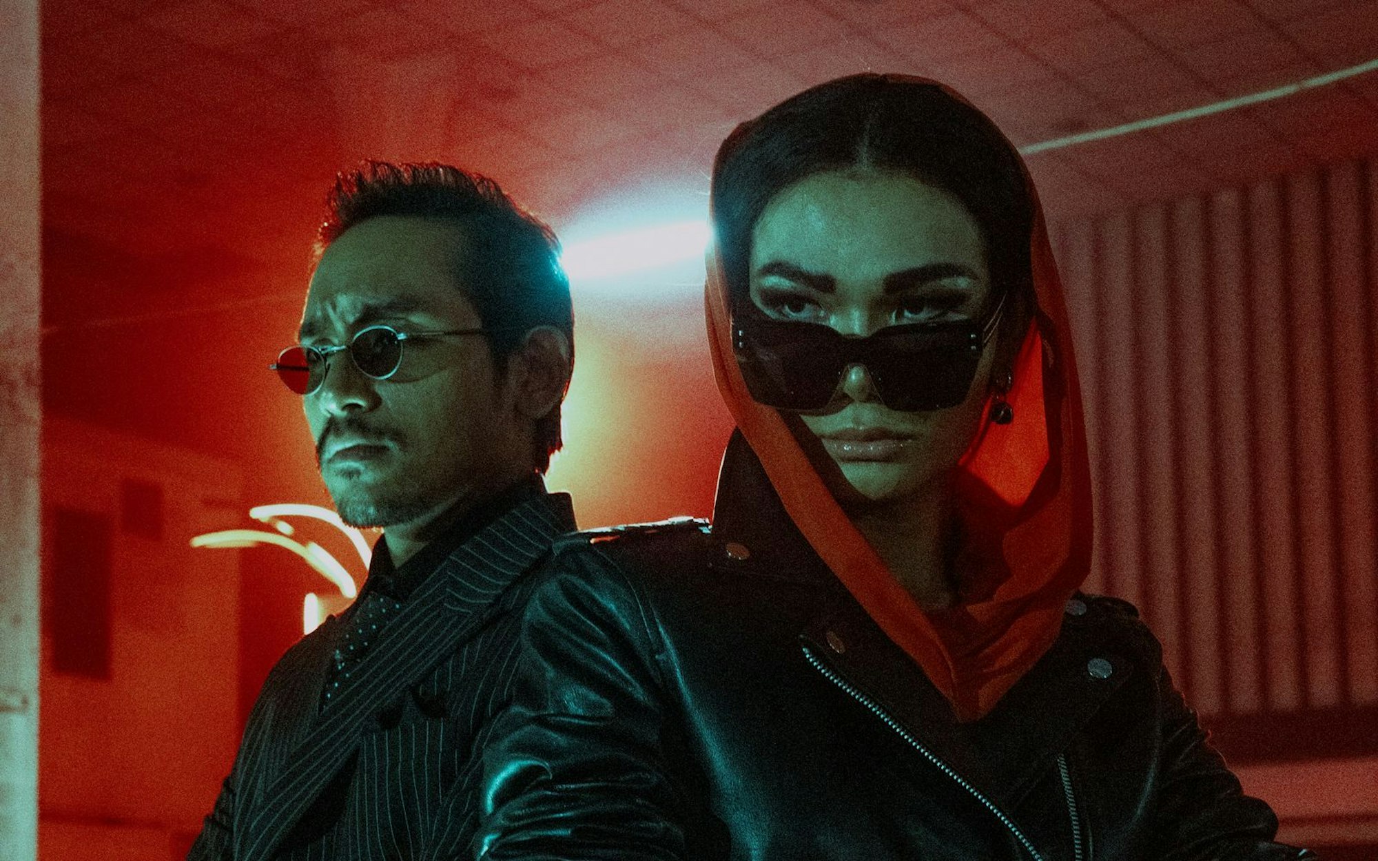 Sie haben offenbar das Sagen in der Unterwelt und dem Nachtleben von Bangkok: die Geschwister Achara (gespielt vom Transgender-Model Mimi Tao) und Somchai (verkörpert vom thailändischen Musiker D Gerrard). (Bild: Sasidis Sasisakulporn/Netflix)