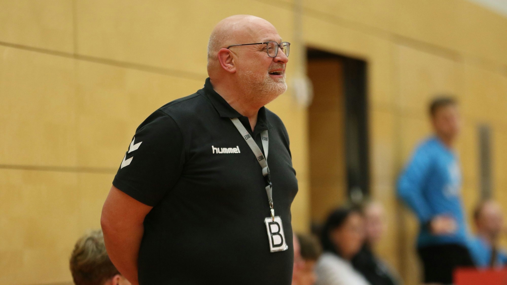 Das Bild zeigt den Übungsleiter an der Seitenlinie.