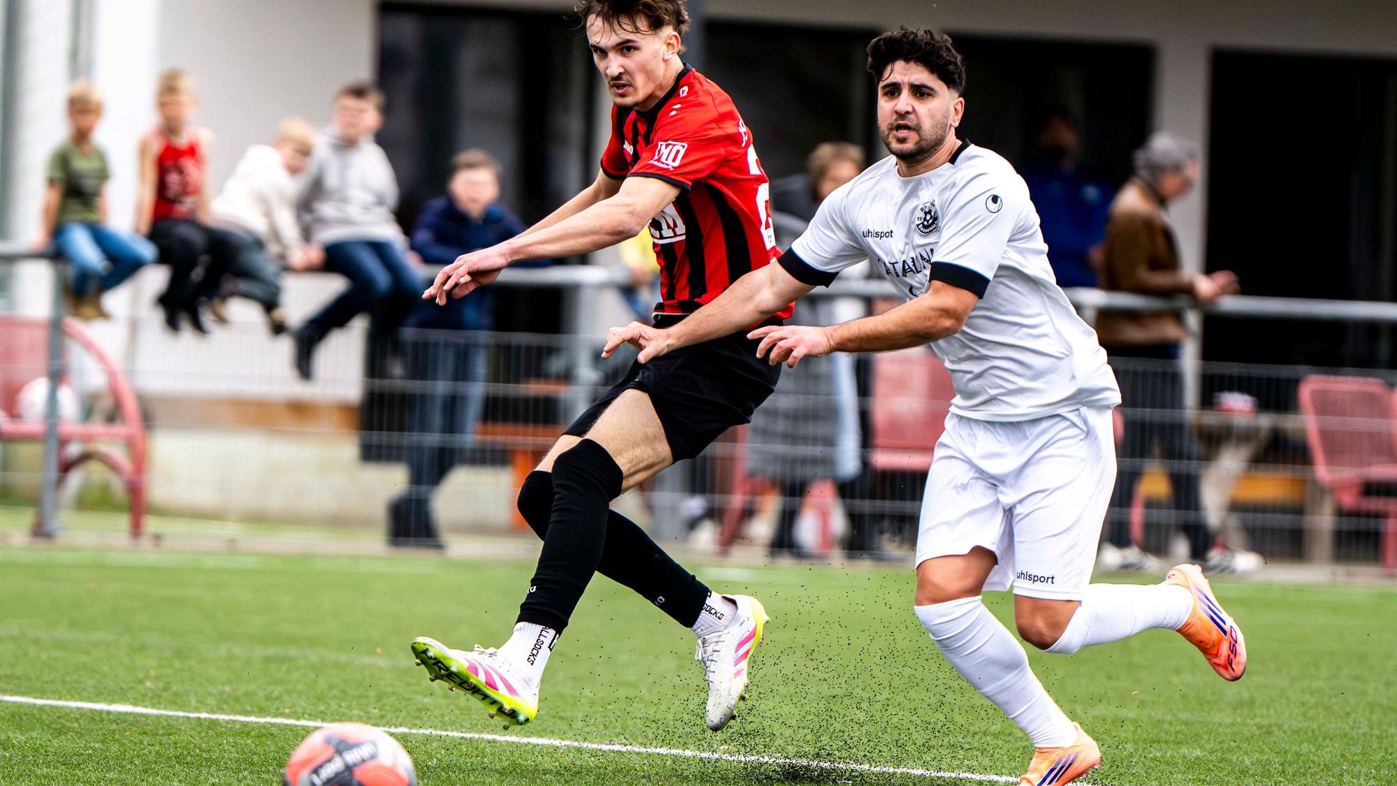 Erfts Alexander Bellstädt mit dem Abschluss im Derby gegen Bessenich.