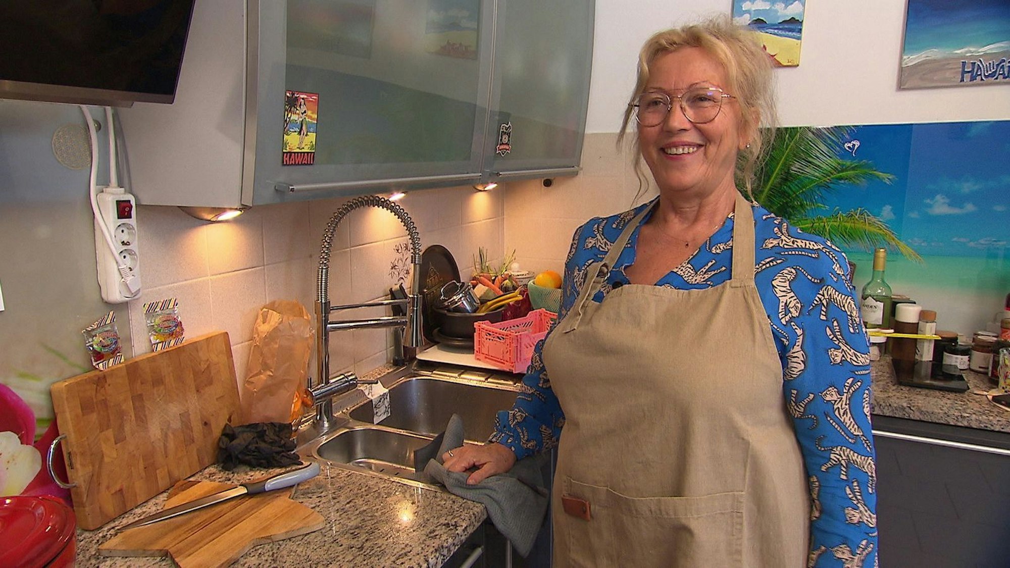 Sympathische Gastgeberin vor Urlaubskulisse: Lucia (63) macht den Auftakt in Aschaffenburg. (Bild: RTL)