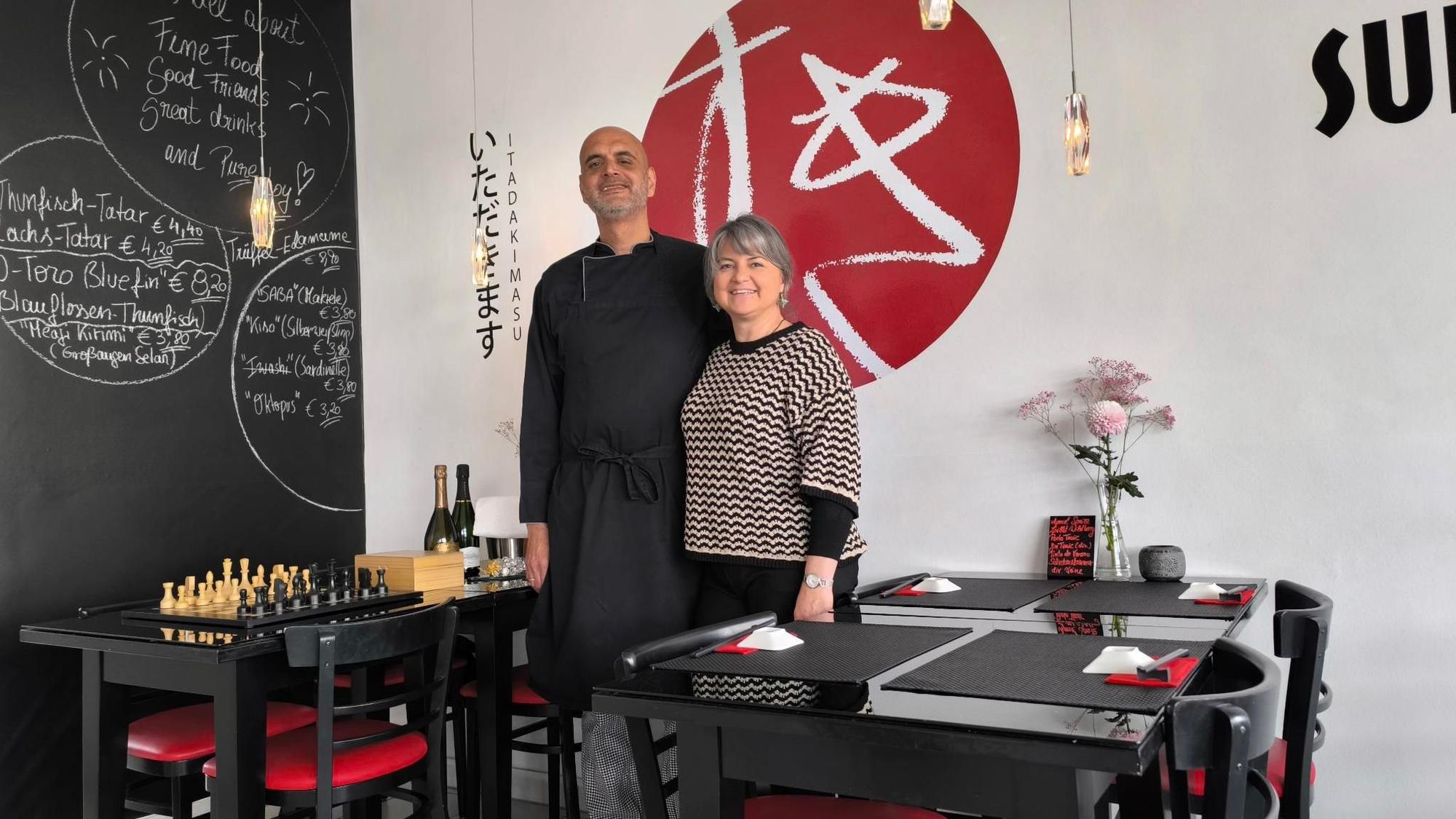 Das Sushi-Restaurant Suki in Leverkusen-Opladen wird seit drei Jahren von Azfar Awan und seiner Frau Anahi Maria Santos betrieben.
