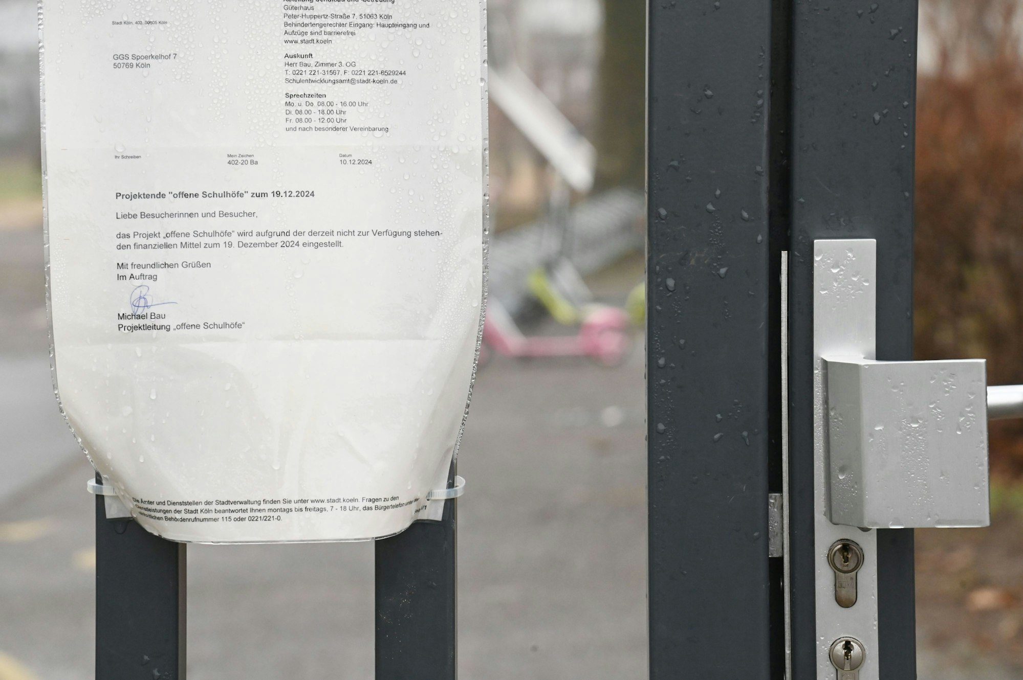 Ein Hinweis an der Gemeinschaftsgrundschule Spoerkelhof in Merkenich verkündete 2024 das Ende des Pilotprojekts „Offene Schulhöfe“ in Köln.