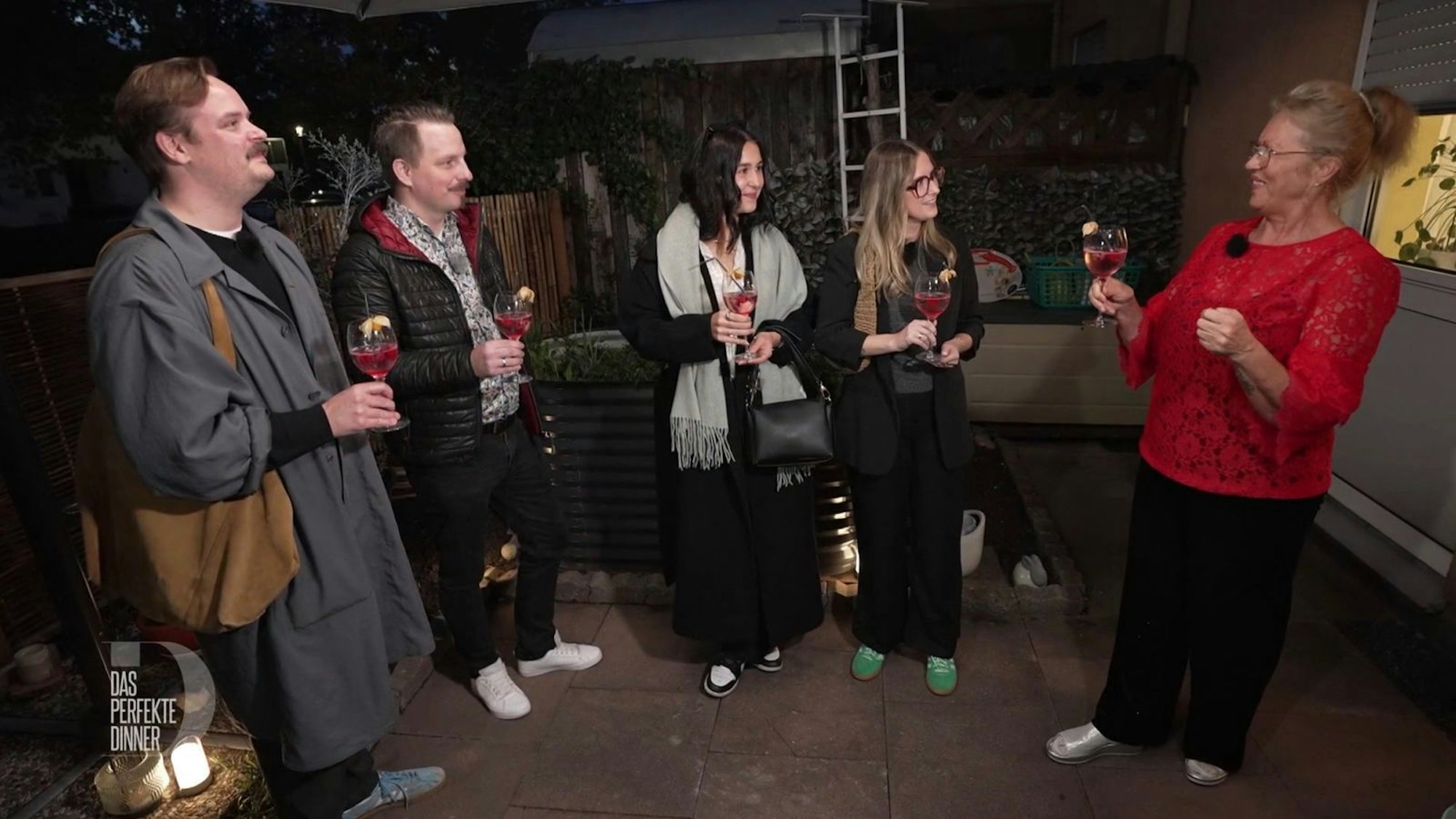 An Tag 1 in Aschaffenburg trifft sich die „Dinner“-Runde bei Lucia (63) (Bild: RTL)