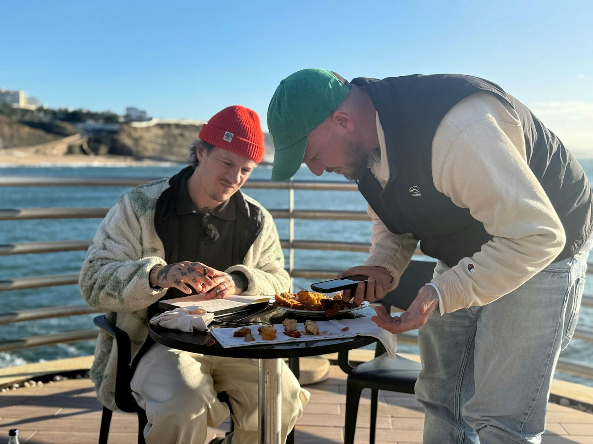Jo und Cozy stürzen sich in die Analyse der Caldeirada. (Bild: RTL / Endemol Shine / Florian Schuchmann)