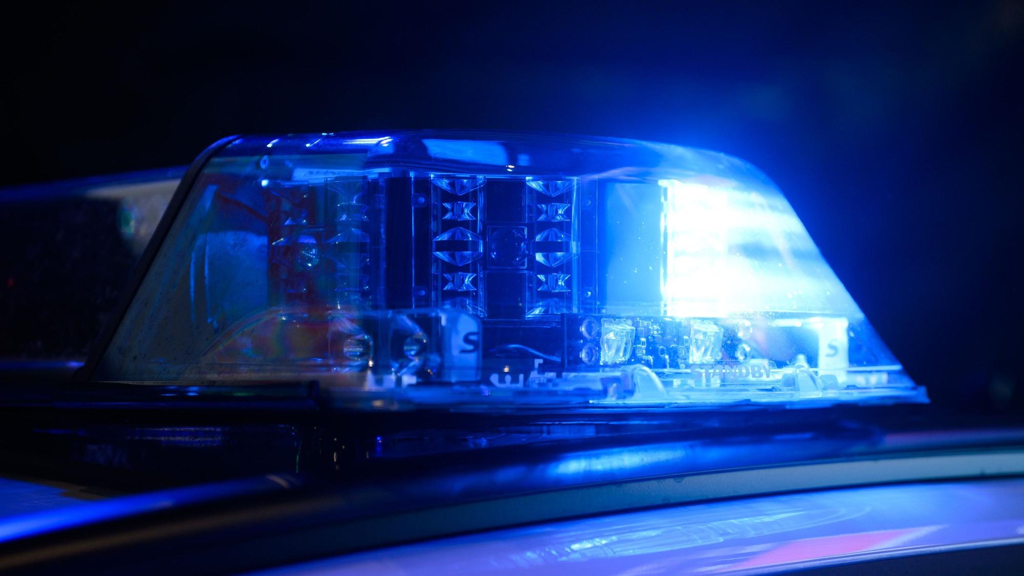 ARCHIV - 06.12.2024, Niedersachsen, Hannover: Ein Blaulicht leuchtet auf einem Die Kölner Polizei war in Lindweiler im Einsatz (Symbolbild).