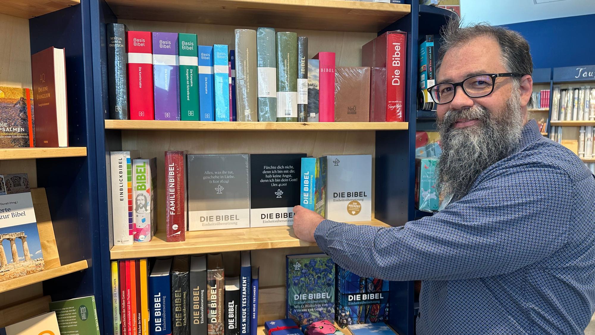 Bibeln werden wieder stärker nachgefragt. Jann Karin leitet die Buchhandlung der Steyler neben der Bücherhalle.