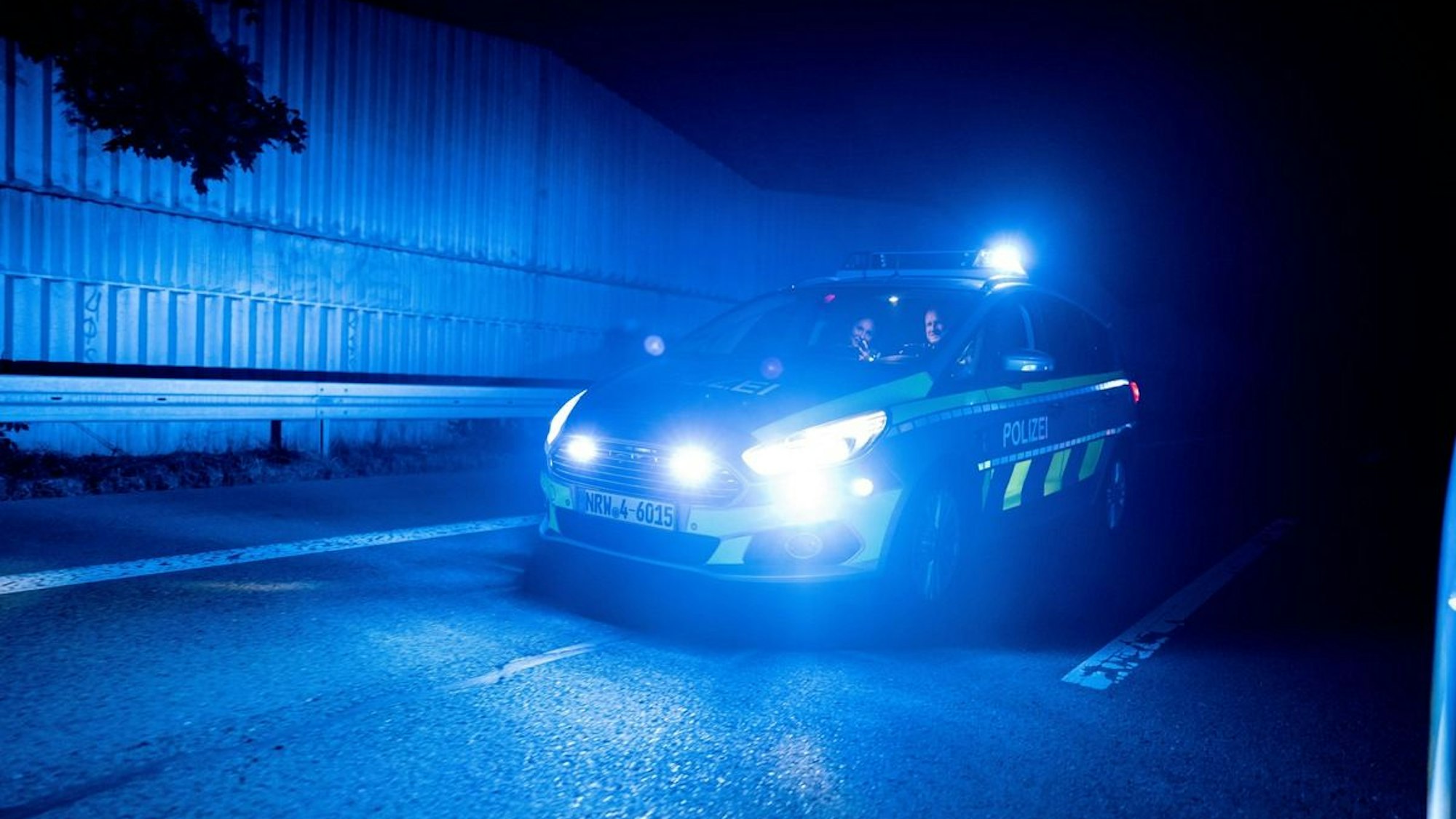 Ein Polizeiwagen steht auf einer Straße.