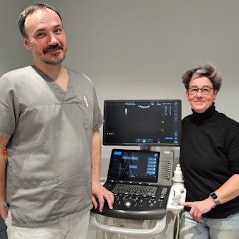 Zu sehen sind die Bergheimer Hausärzte Mathias Burbach und Wilma Welter-Schlüer an einem Ultraschallgerät.