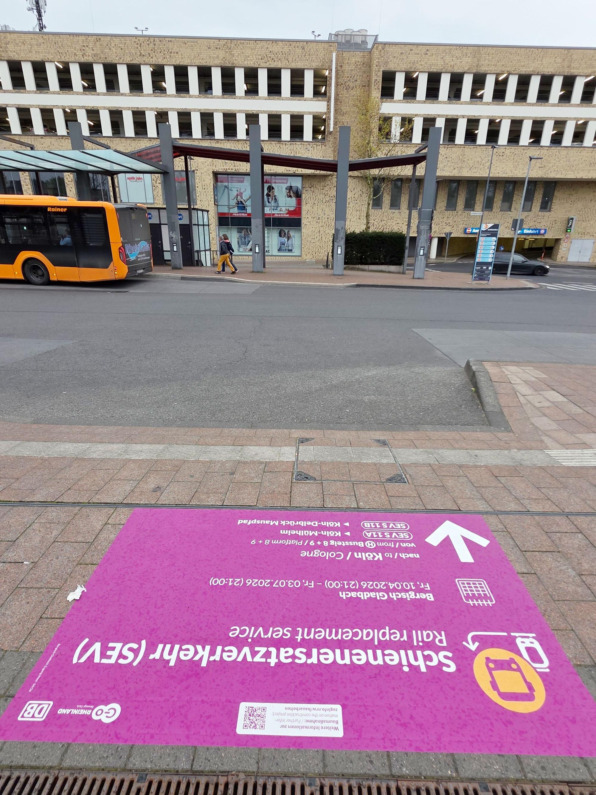 Ein großes Bodenplakat am Ende des Bahnsteigs zeigt auf dem Kopf stehend den Weg zum SEV.
