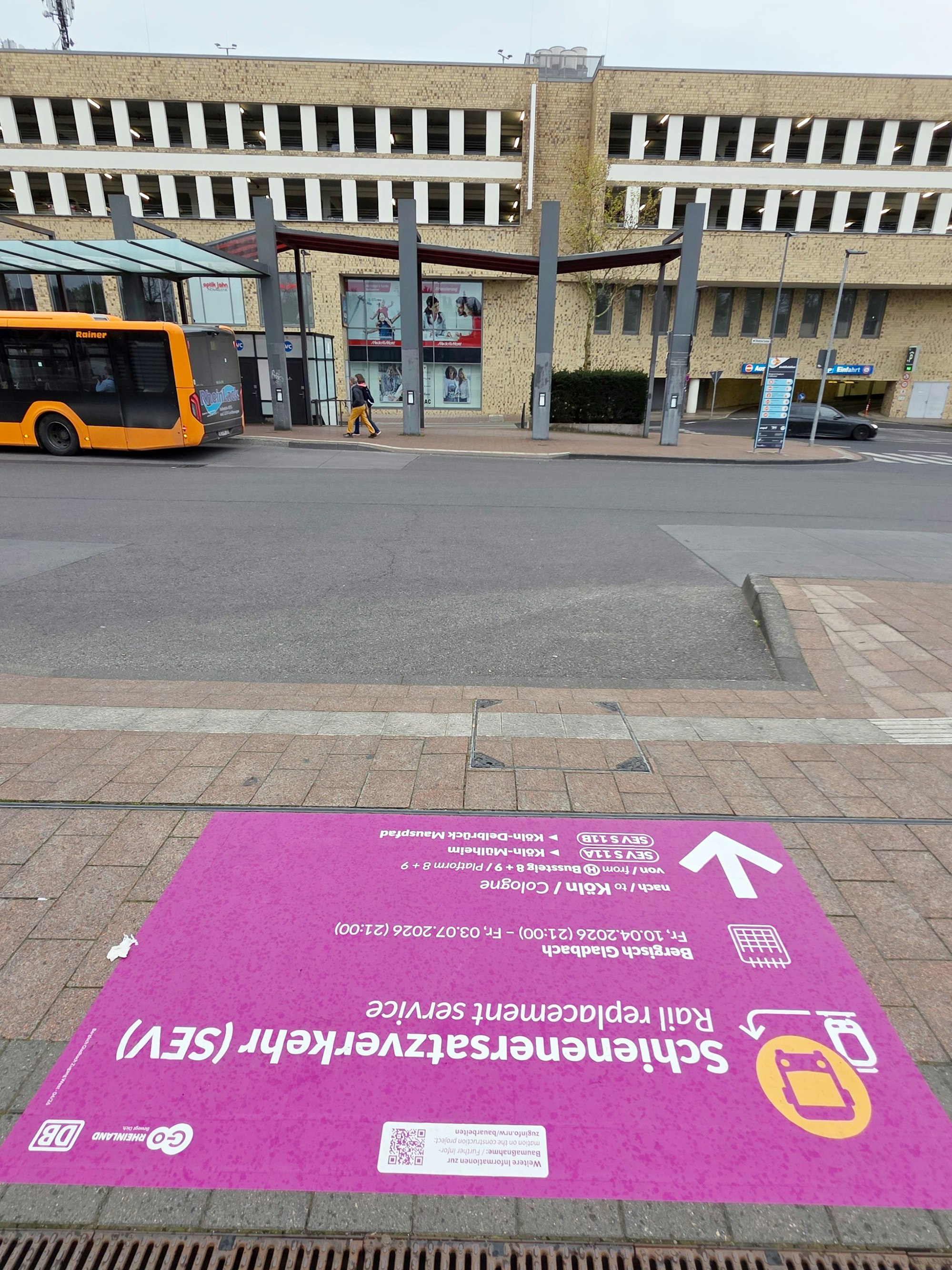 Ein großes Bodenplakat am Ende des Bahnsteigs zeigt auf dem Kopf stehend den Weg zum SEV.
