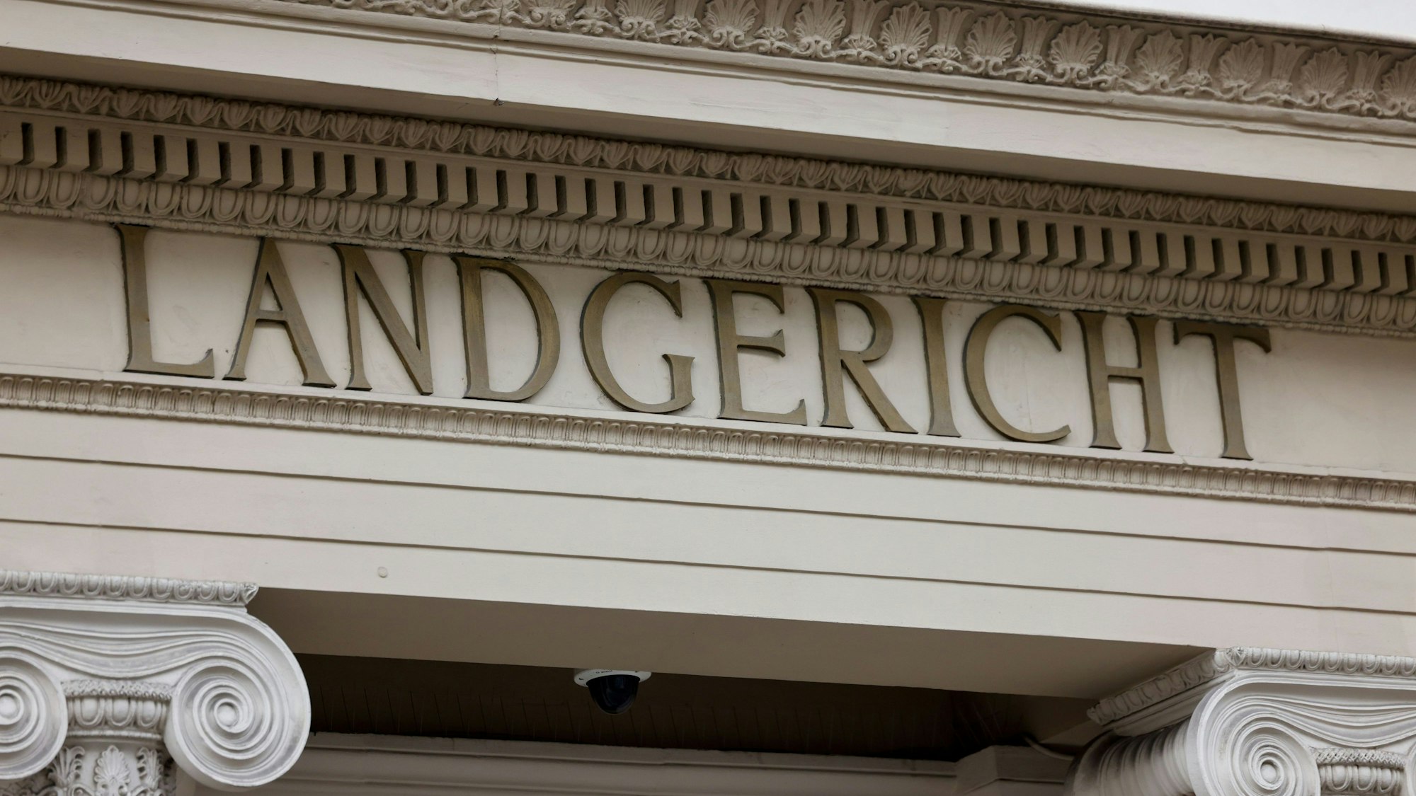 Blick auf den Schriftzug „Landgericht“ an der Fassade des Gerichtsgebäudes.
