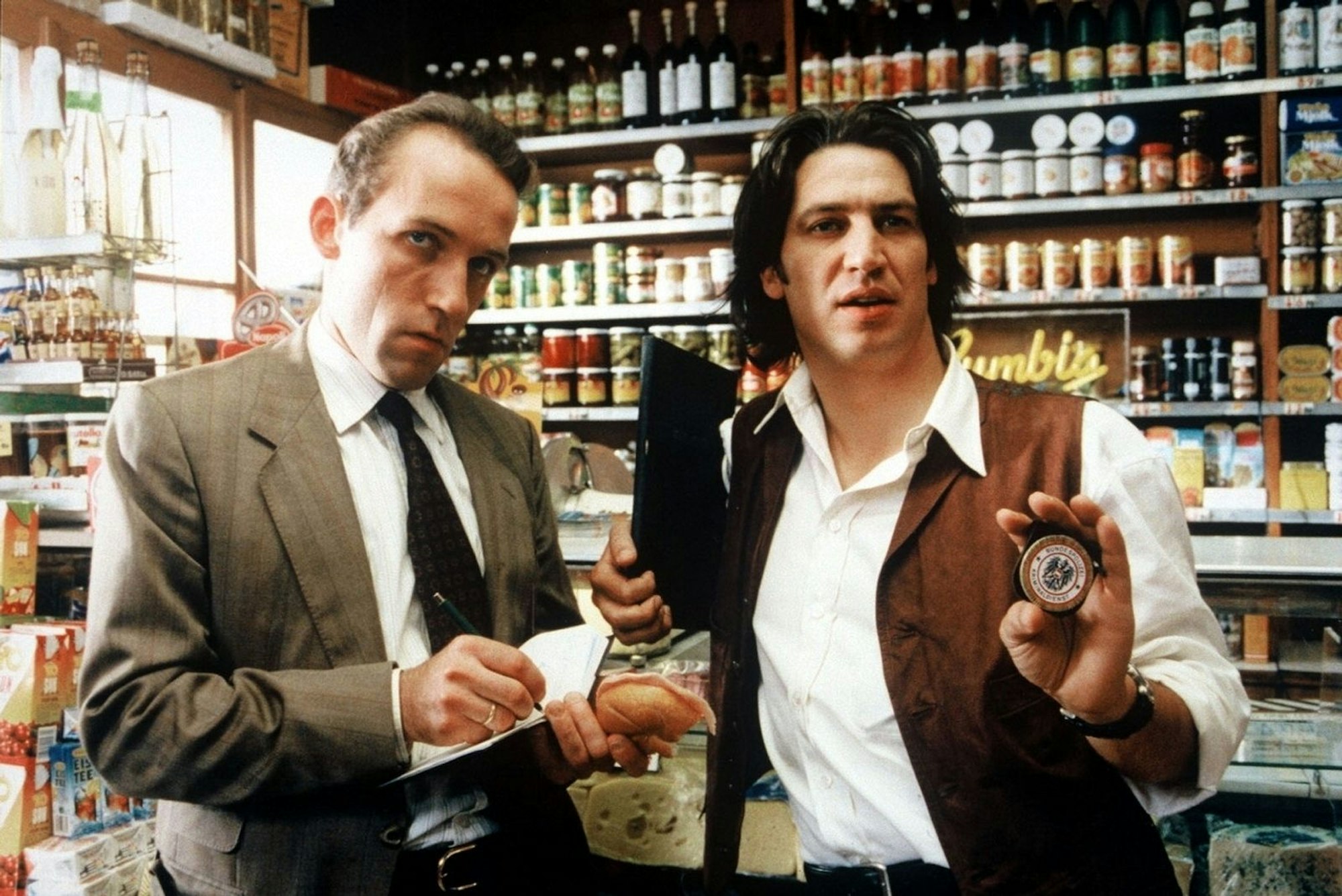 Kriminalinspektor Richard Moser (Tobias Moretti, rechts) war in „Kommissar Rex“ auch mal ohne seinen Partner mit der kalten Schnauze unterwegs. Hier ermittelt er mit seinen Assistenten Ernst Stockinger (Karl Markovics). (Bild: SAT.1 / Ali Schafler)