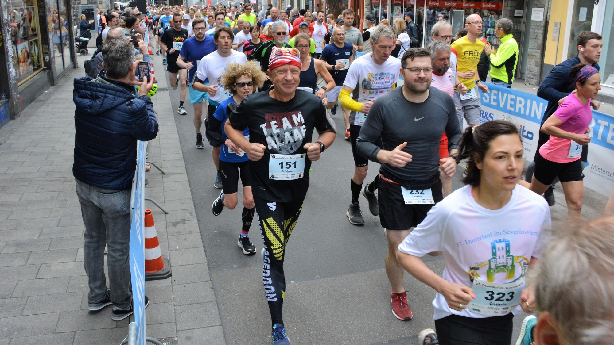 Der Severinslauf, einer der kölschen Laufklassiker, ist gerettet. Am 26. April startet die 41. Auflage an der Torburg. (Archivbild)
