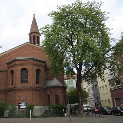 150 Jahre alt und sanierungsbedürftig: Die Friedenskirche mit ihrem gut 40 Meter hohen Turm, von der Vogelsanger Straße aus gesehen.