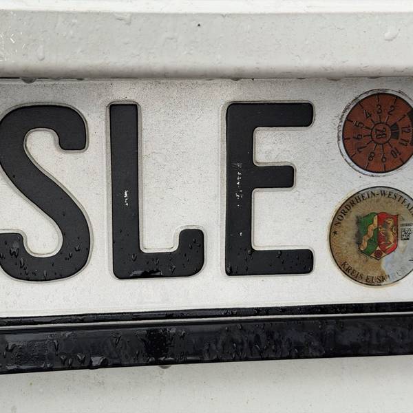 Das Bild zeigt ein Nummernschild mit dem Scriftzug „SLE“.